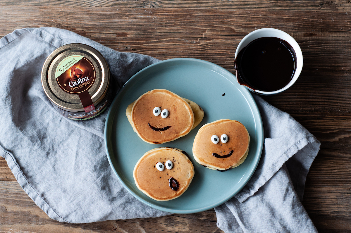 Drei dekorierte Pancakes mit Gesichtern
